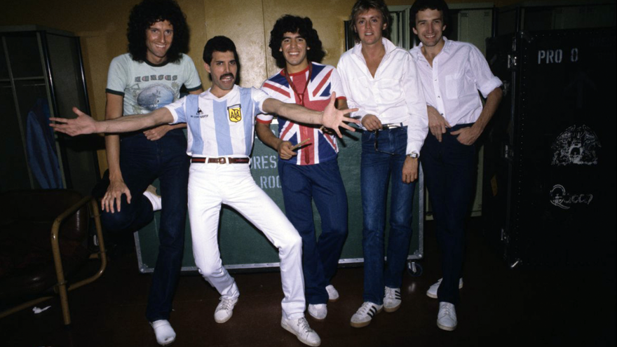 imagen de la banda británica Queen con Diego Maradona, en el backstage de la gira sudamericana de 1981