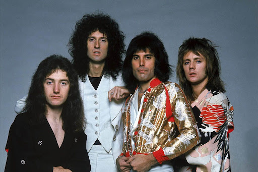 imagen de la banda británica Queen en una sesión fotográfica realizada durante la gira en Japón en el año 1975