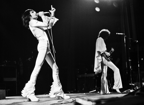 imagen de la banda británica Queen en un concierto del año 1975